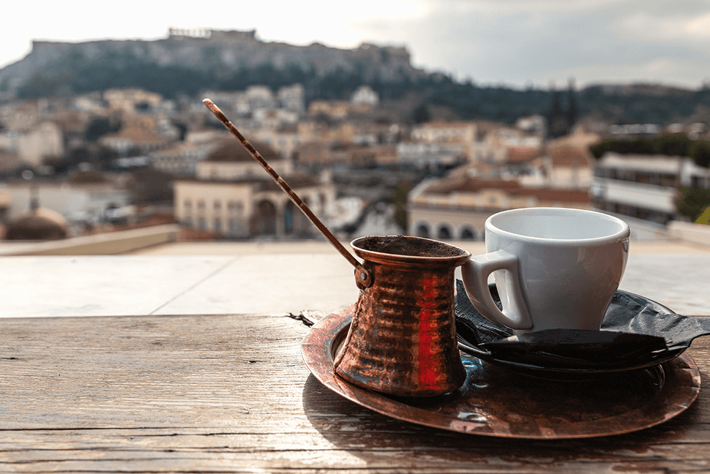 Παραδόσεις γουλιά: Ελληνικός καφές, φραπέ και τα μοναδικά γούρια που φέρνουν 